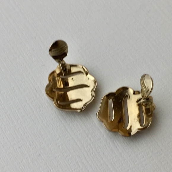 Vintage Monet Classy Gold Tone Clip On Earrings - Picture 4 of 8